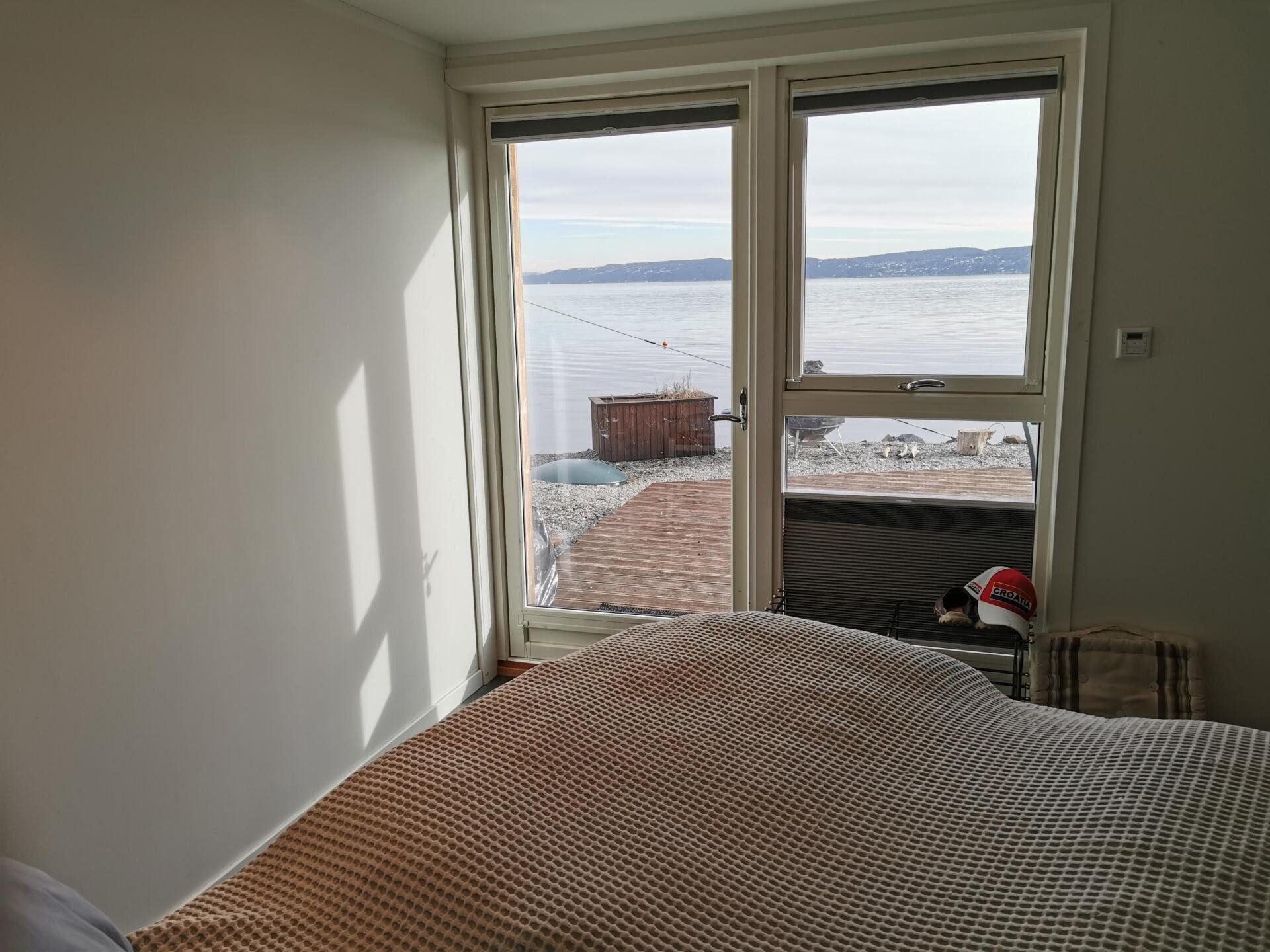 Hytte ved sjøen, interiør med utsikt.