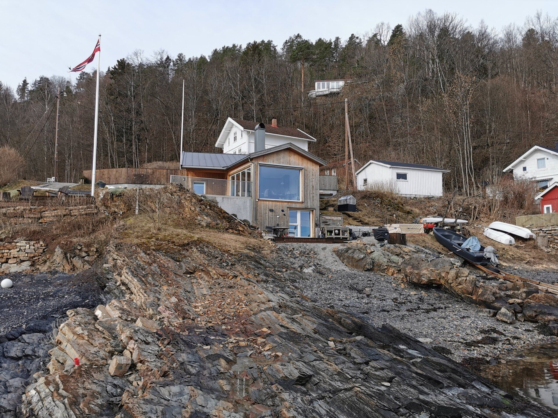 Hytte ved sjøen, fasade mot sjøen.