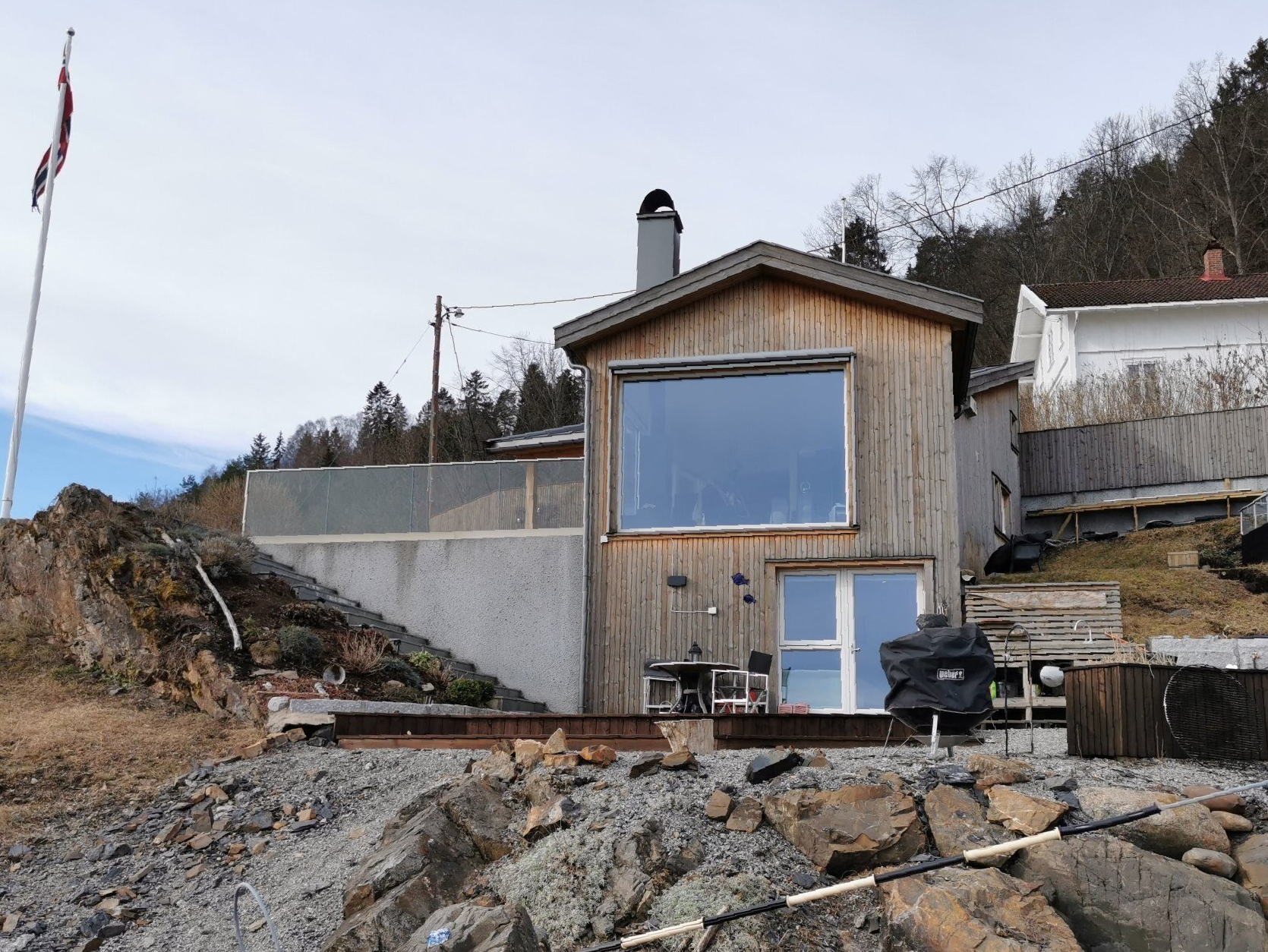 Hytte ved sjøen, fra stranden.