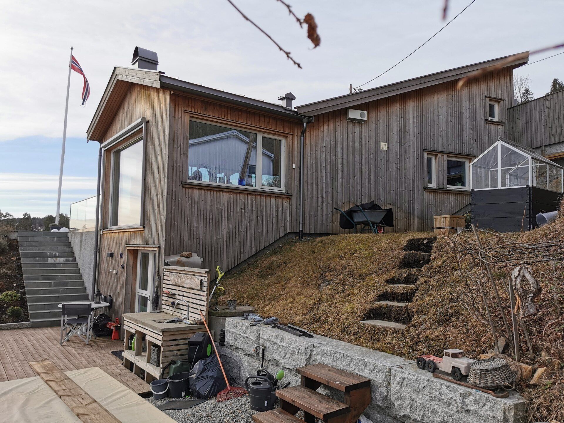 Hytte ved sjøen, fra uteplass ved stranden.