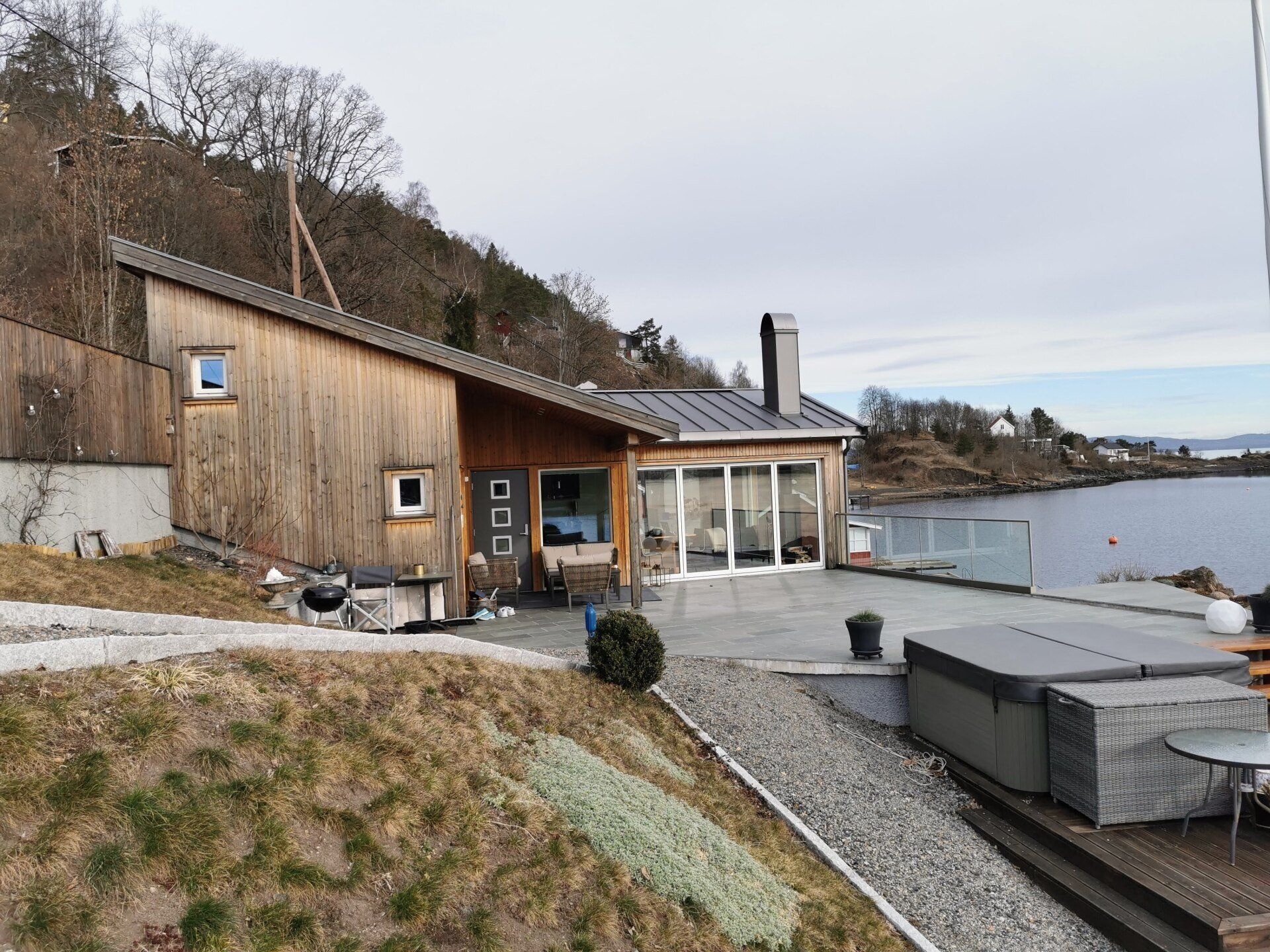 Hytte ved sjøen, adkomst og uteplass.