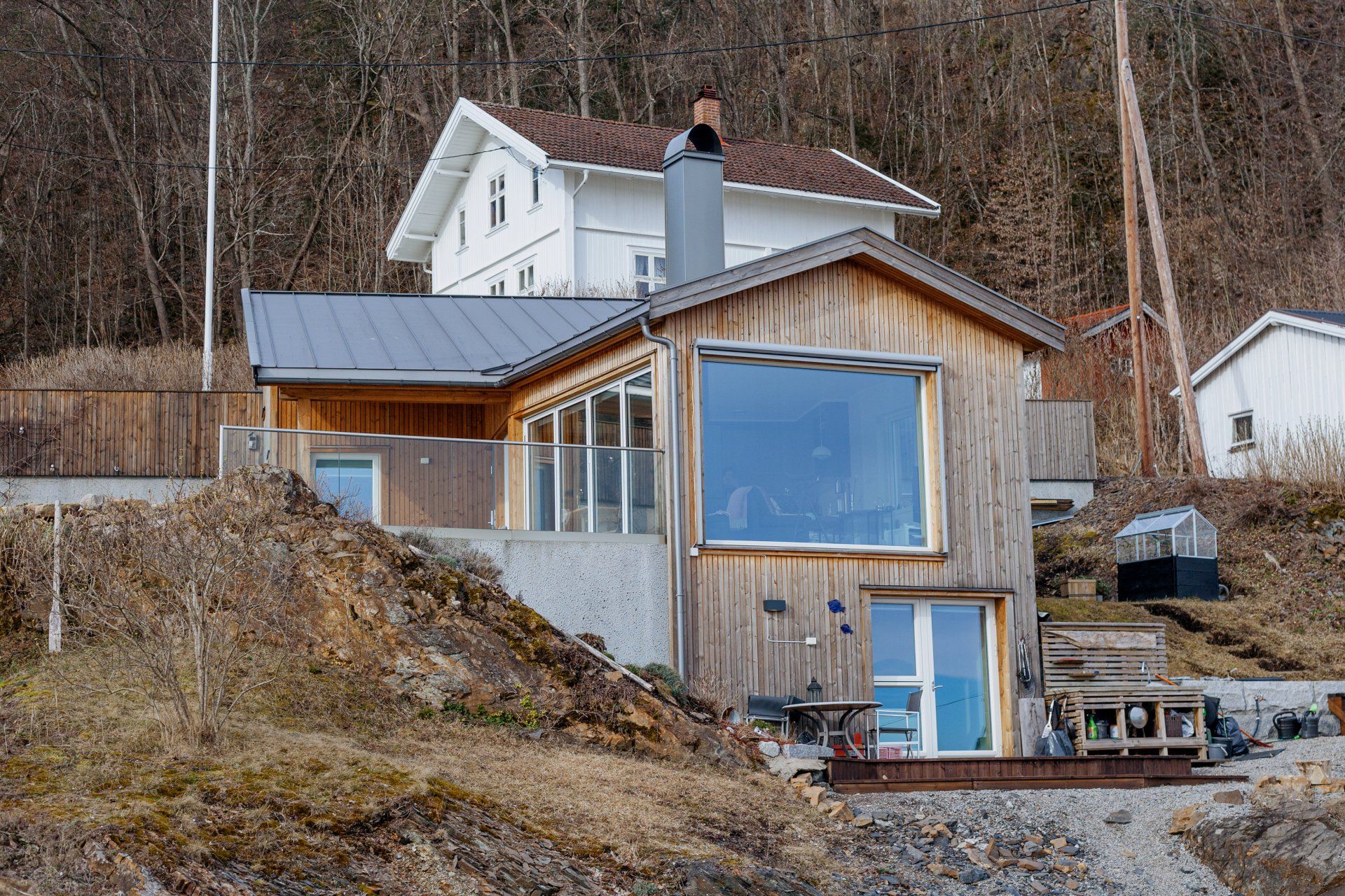 Hytte ved sjøen. Fasade mot sjøen.