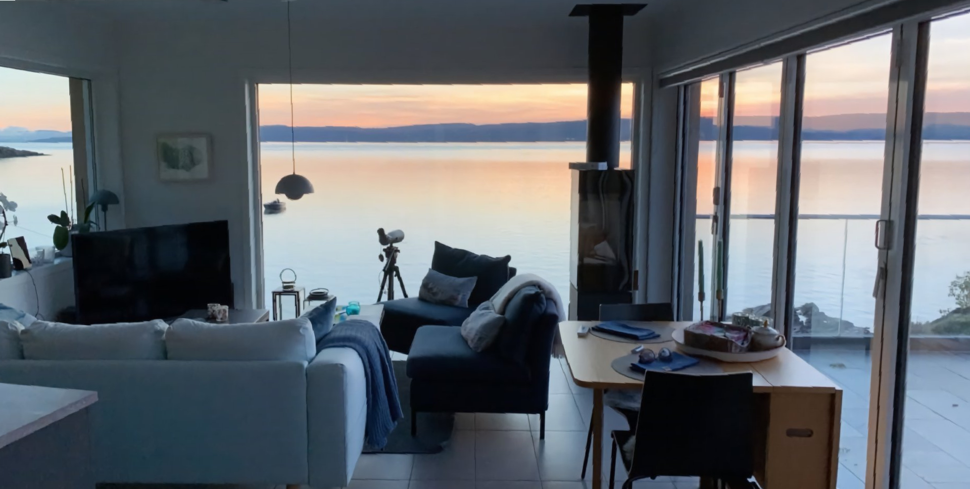 Hytte ved sjøen, interiør med utsikt.