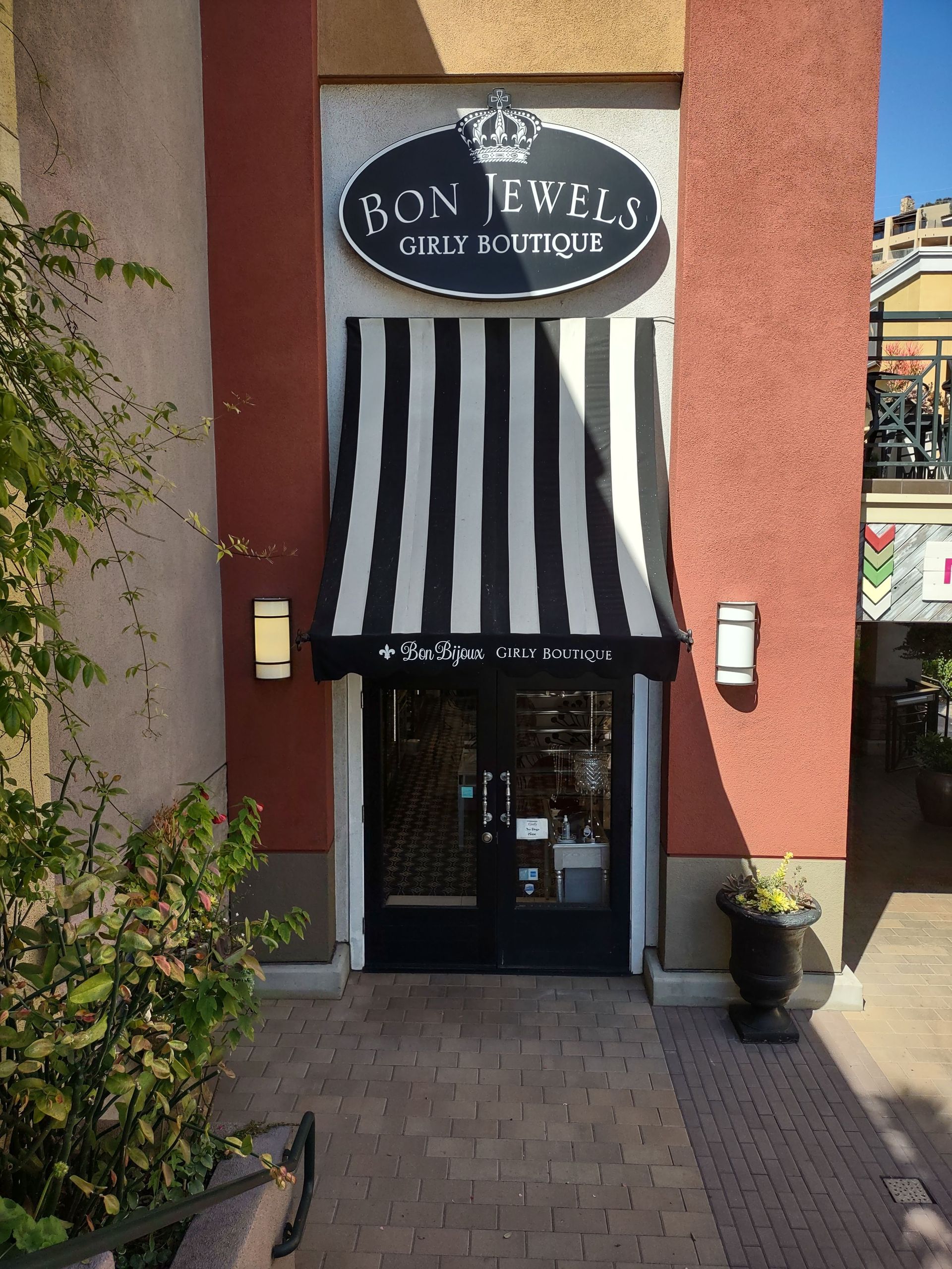 Black and white concave awning over Bon Jewels in Del Mar