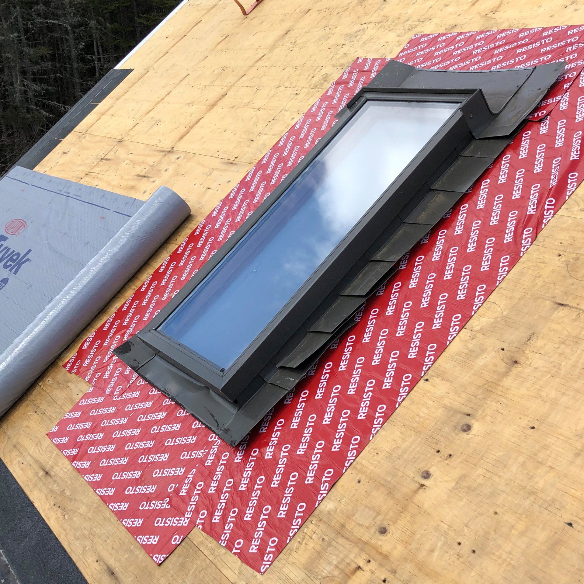 A roof with a skylight and a piece of paper that says ' roof ' on it