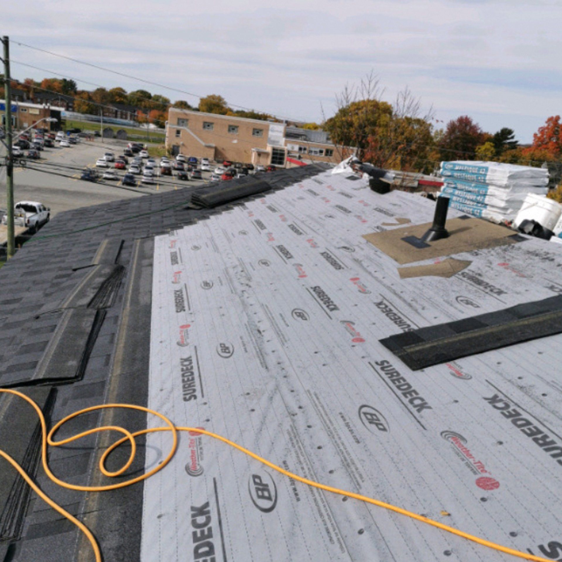 A roof that has shingles on it and the word deck on it