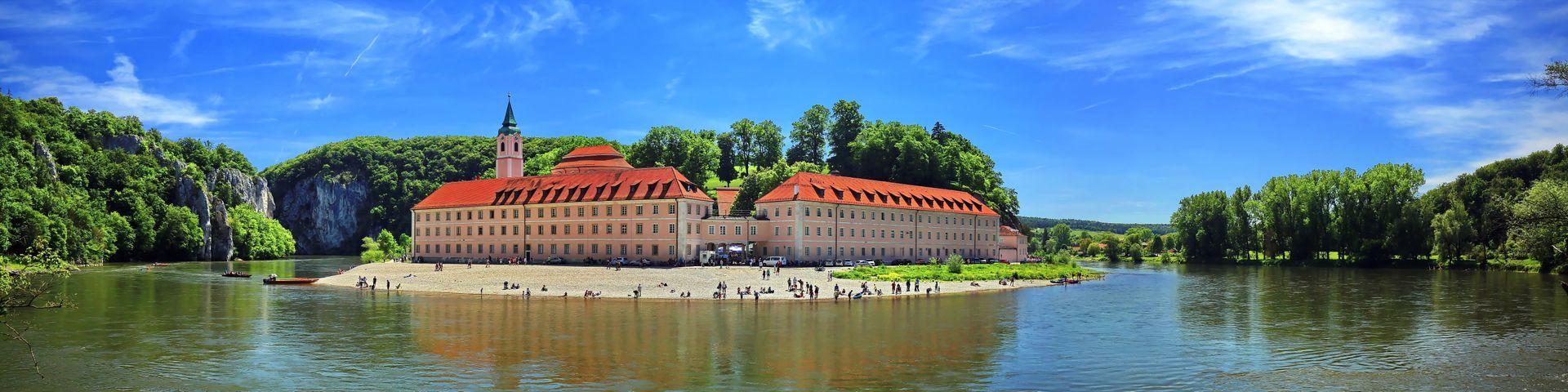 Ein großes Gebäude mit Säulen und einer Brücke davor