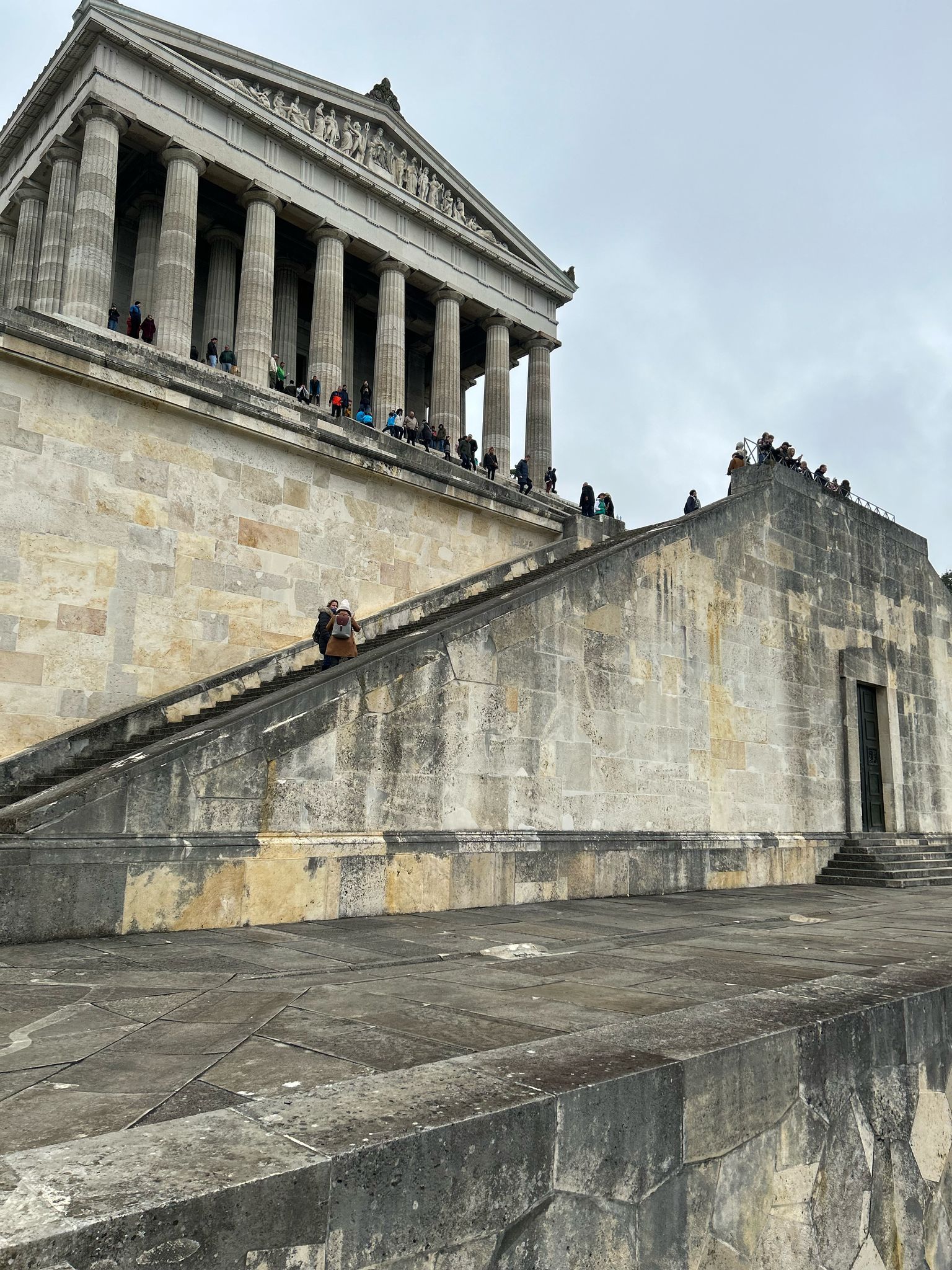 Ein großes Gebäude mit Treppen, die nach oben führen.