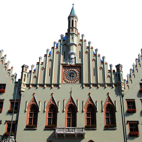 Ein großes Gebäude mit einer Uhr darauf