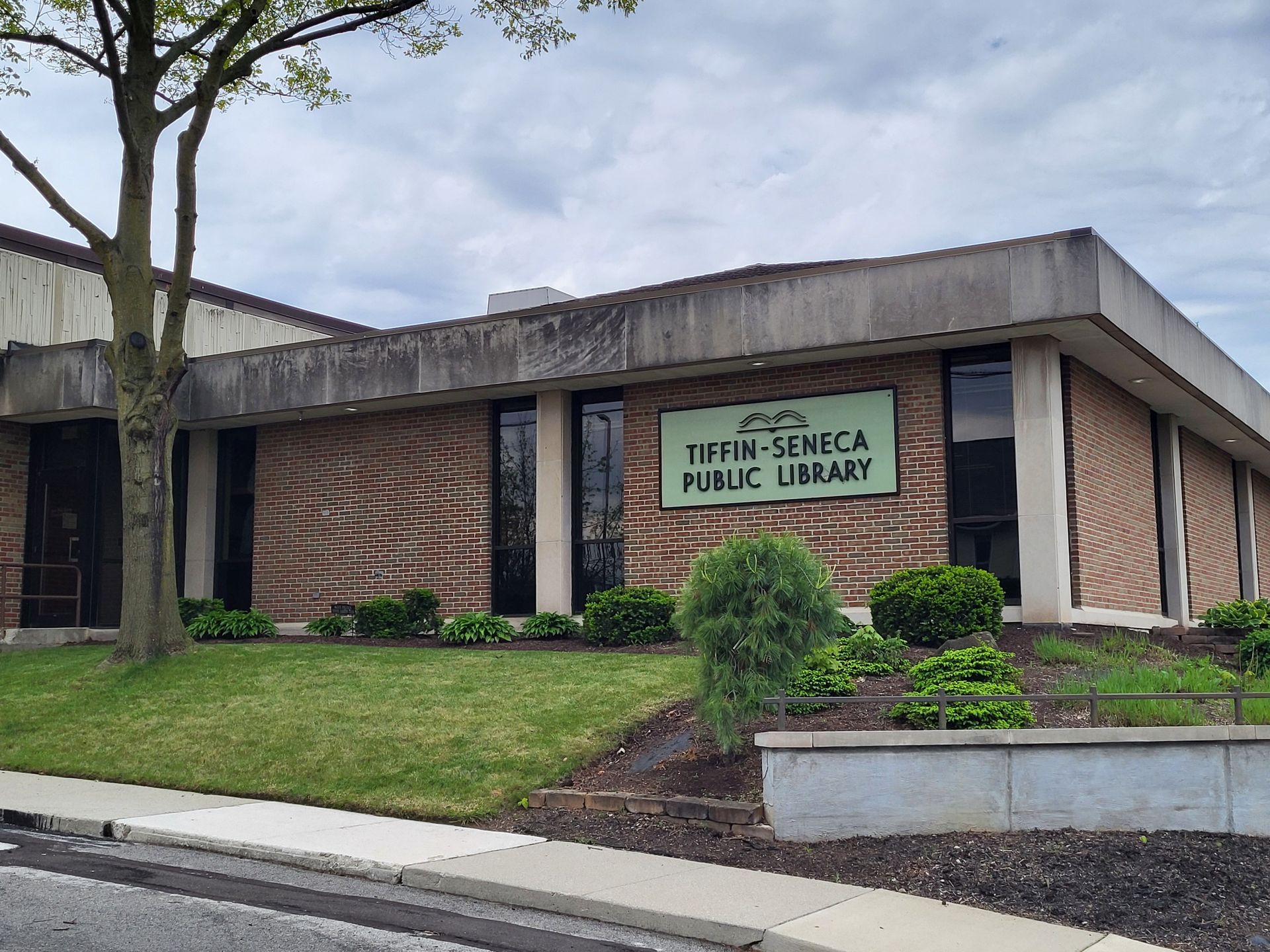 A brick building with a sign that says thrift seneca public library