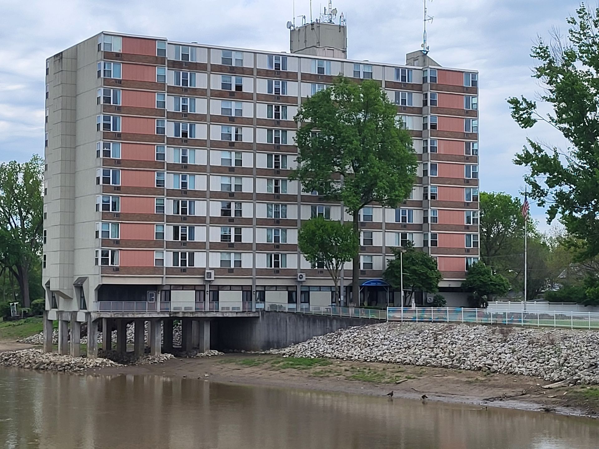 A tall building with a bridge over a body of water