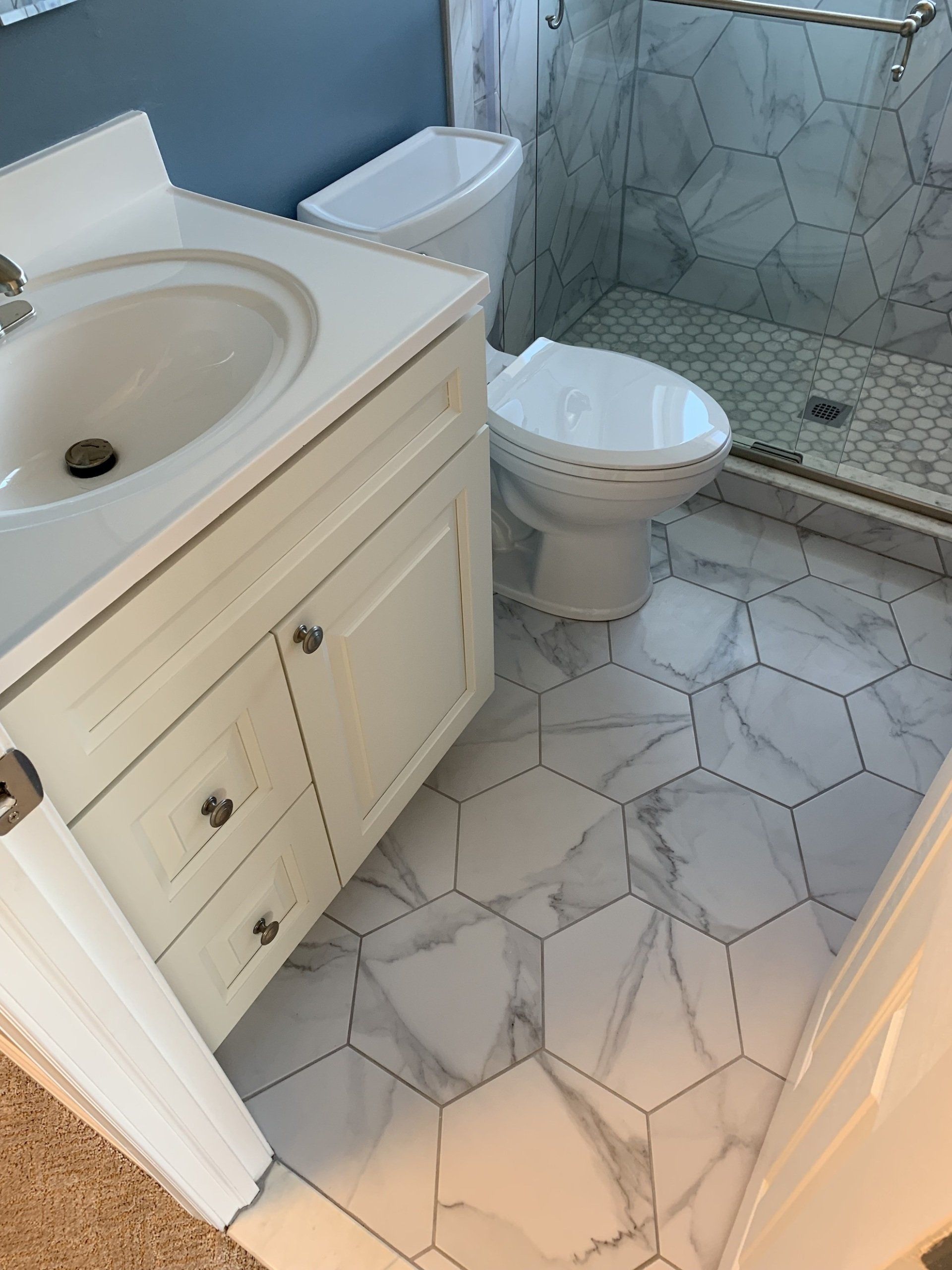 light decorative floor tile installation in the bathroom