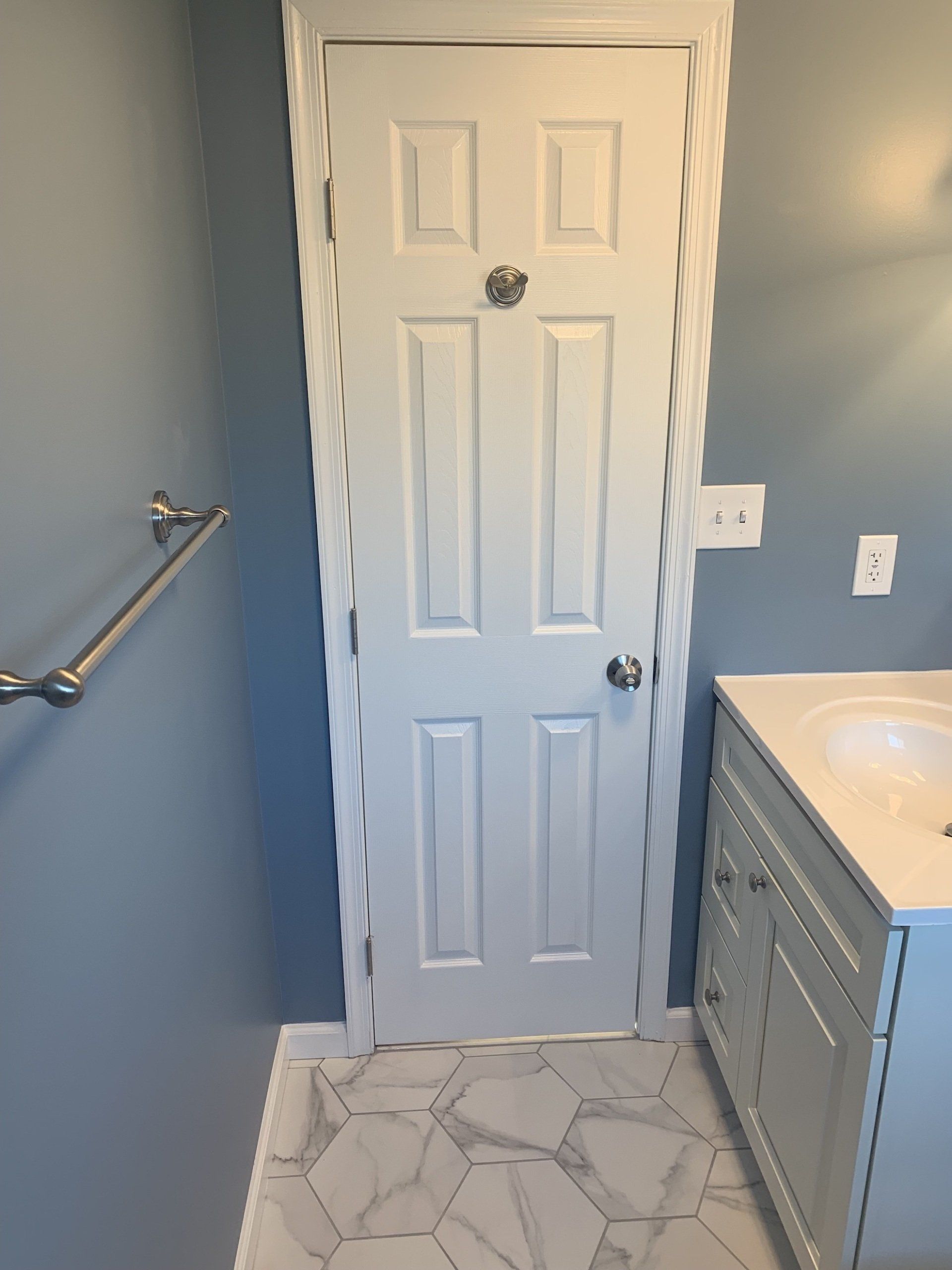 bathroom walls painted blue
