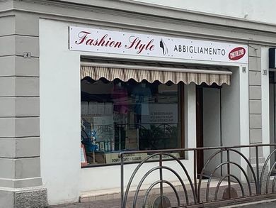 Un edificio bianco con un cartello che dice stile di moda
