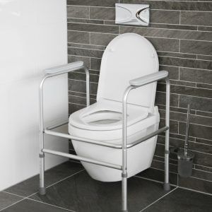 Een wit toilet met een metalen frame eromheen