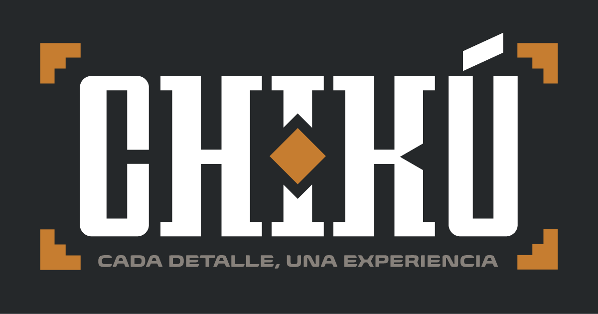 Logotipo de CHUKI en blanco y naranja sobre fondo oscuro, con el lema “CADA DETALLE, UNA EXPERIENCIA”