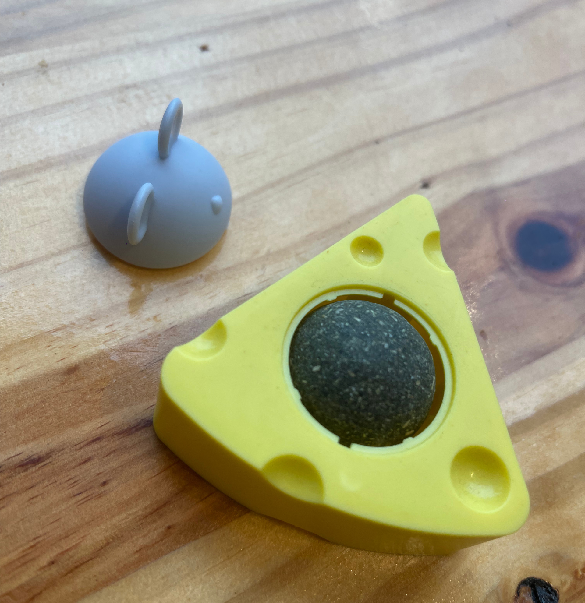 Juguete forma de queso con catnip