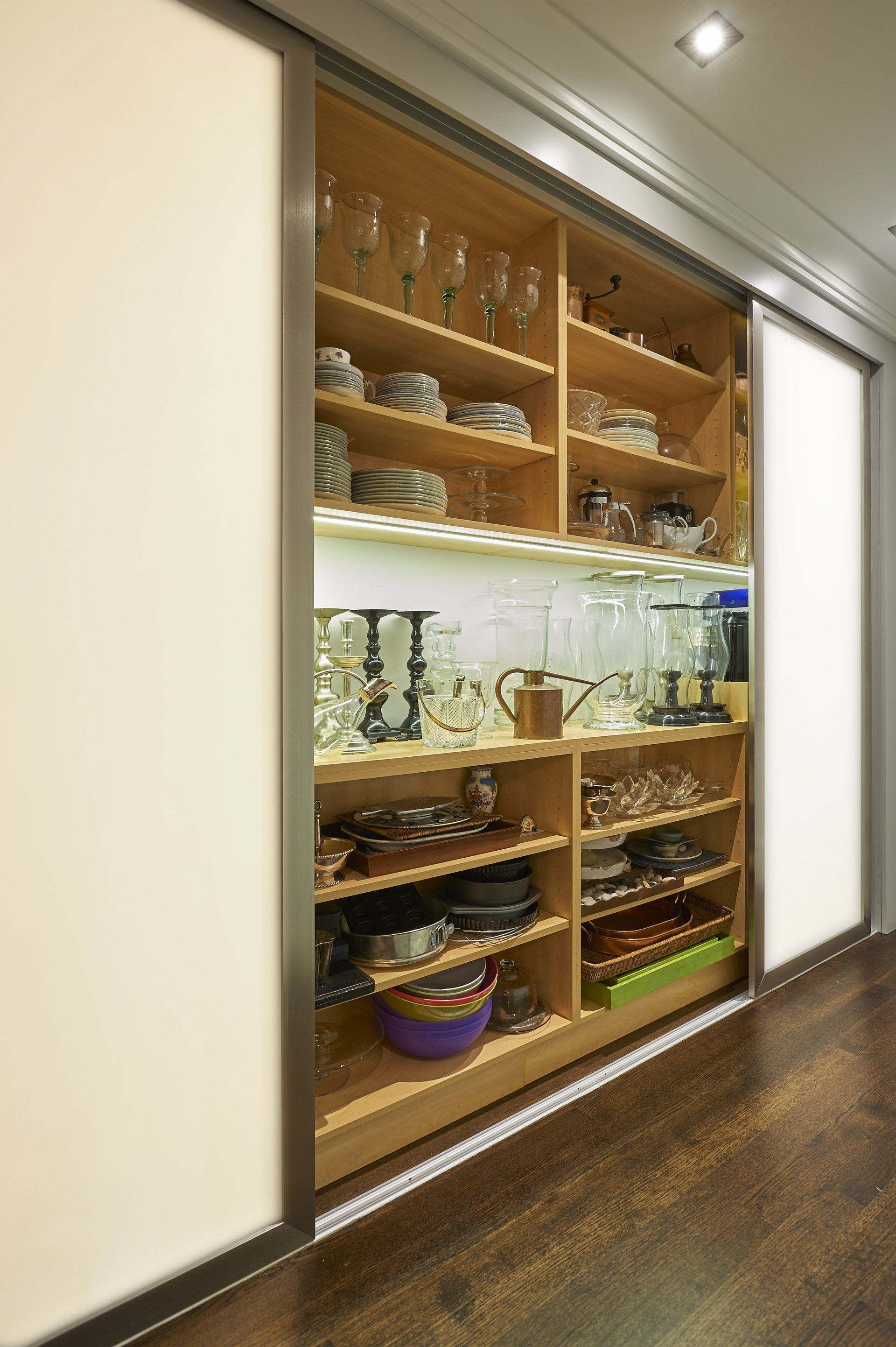 wall storage build-in