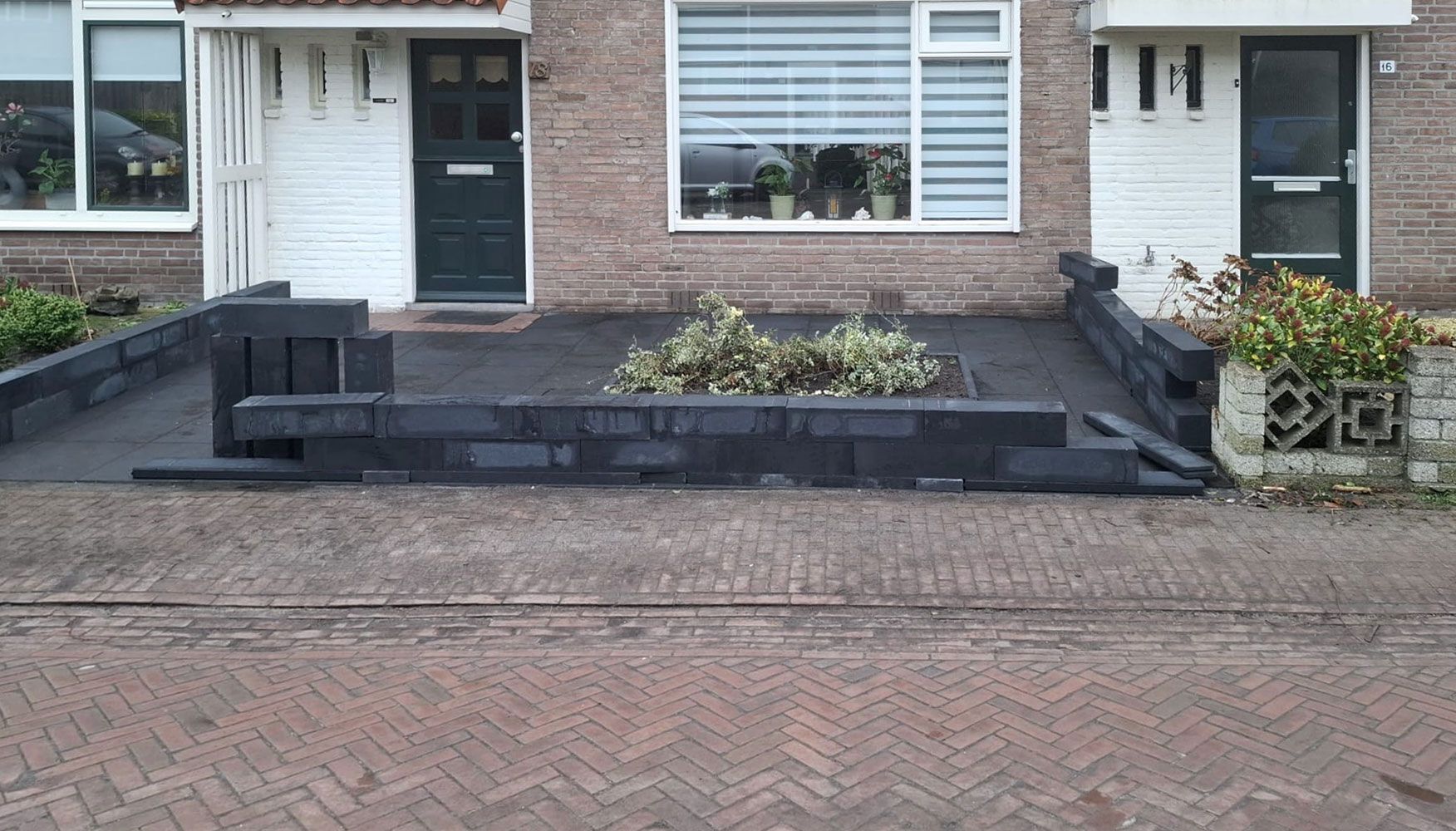 Voortuin met zwarte betontegels