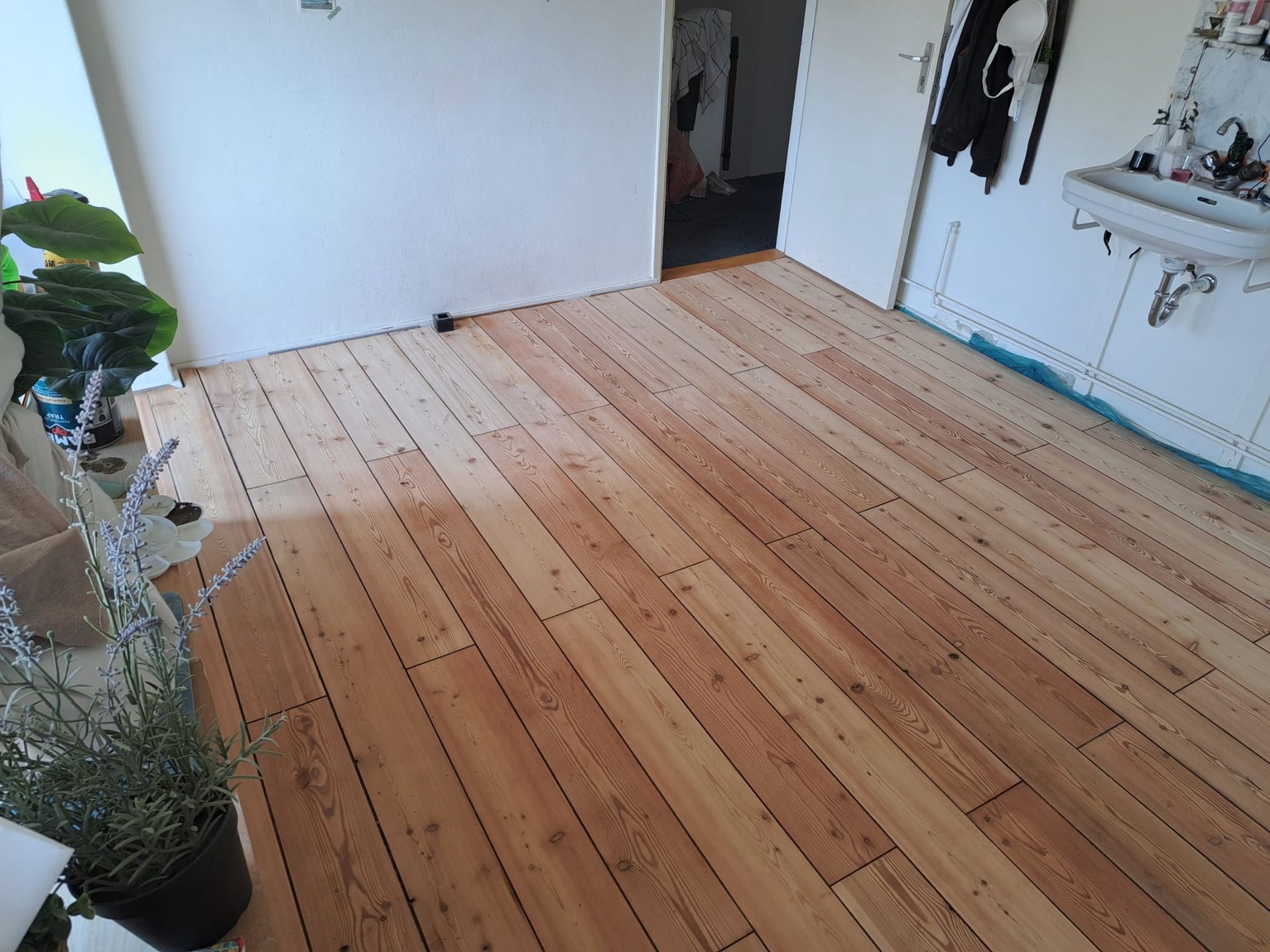 Hergebruikte, geschuurd en gelakte houten vloer