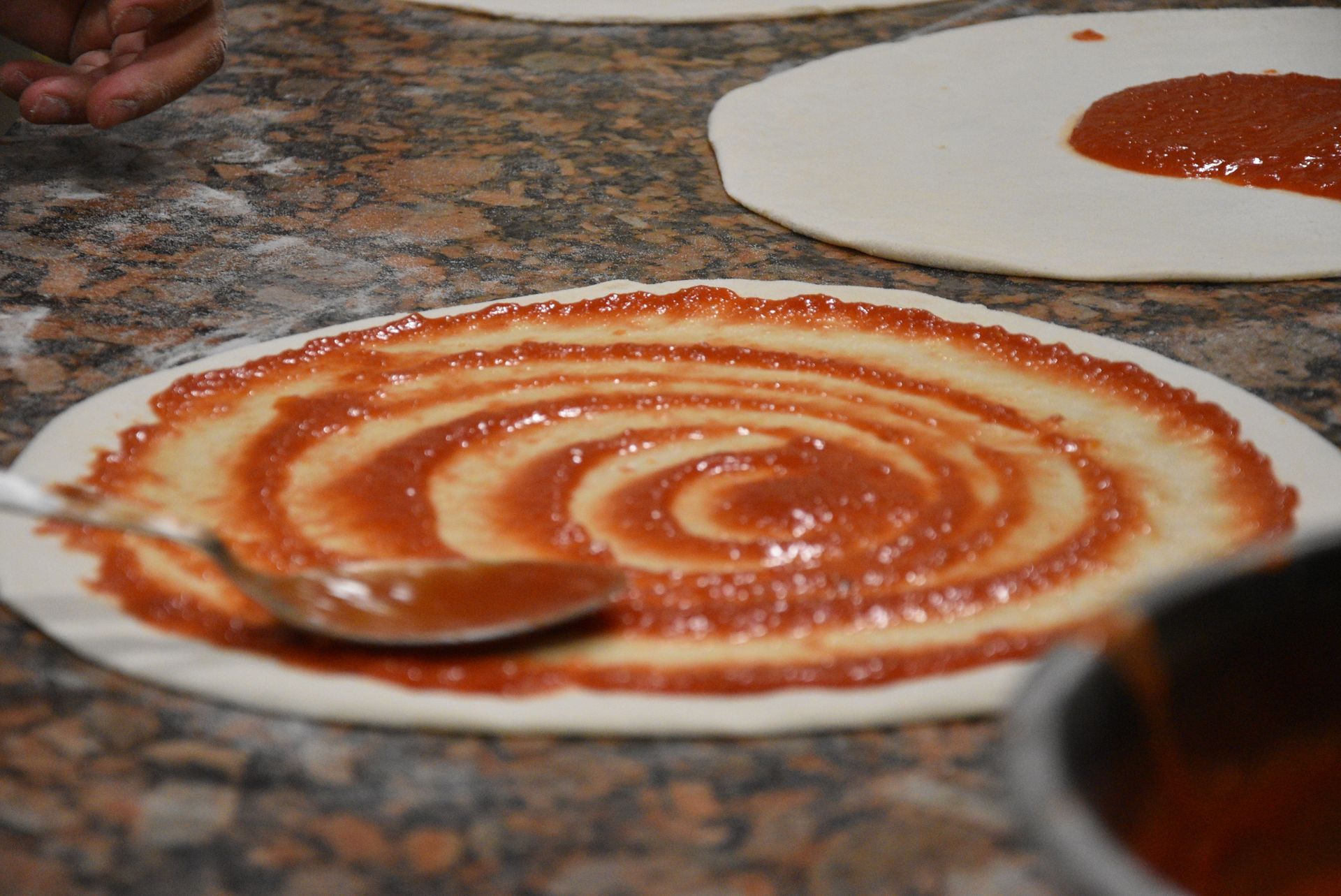 Una pizza napoletana con cornicione croccante