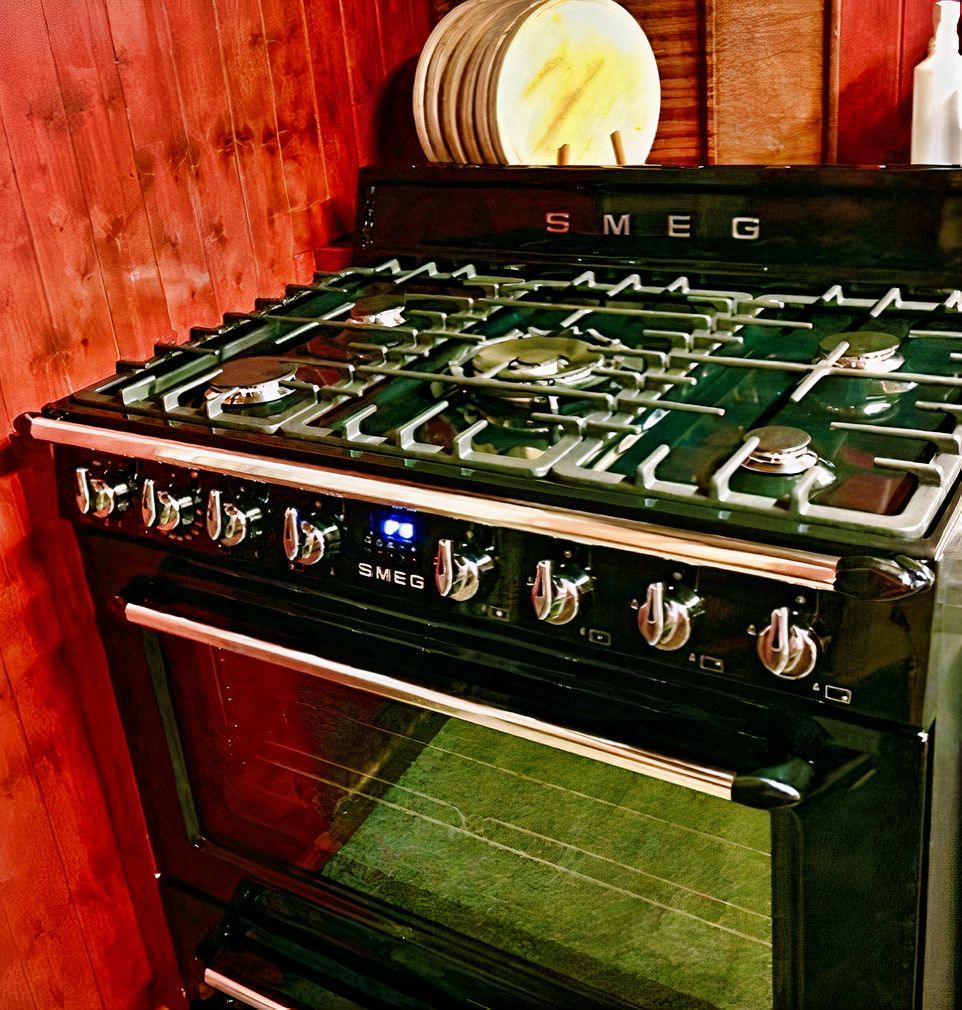 Une cuisinière Smeg avec des plaques dessus