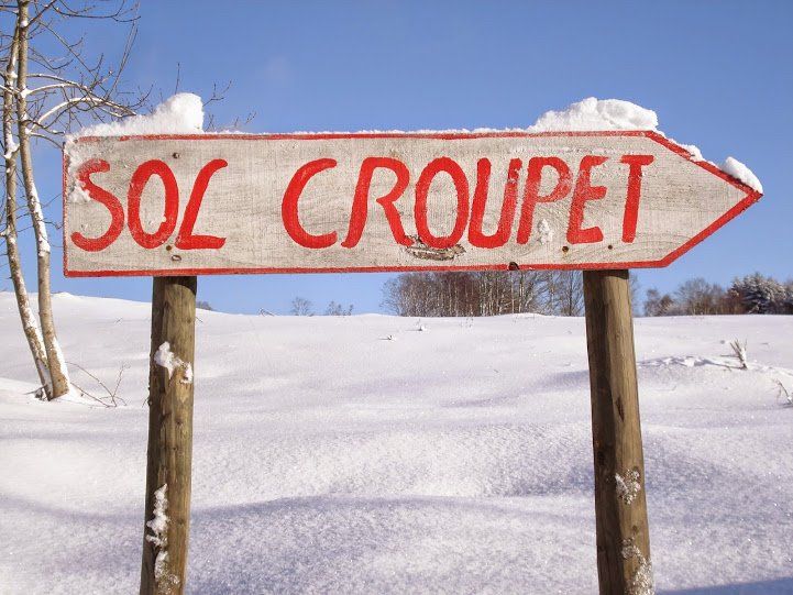 Een bord dat naar sol croupet in de sneeuw wijst