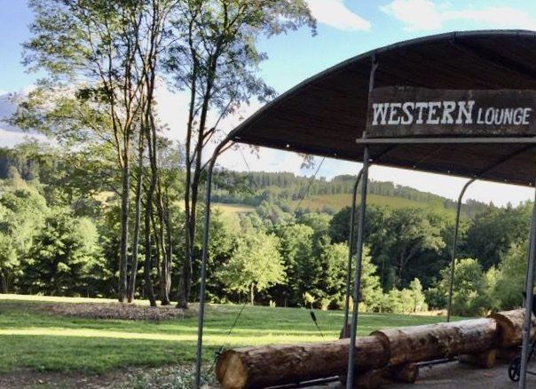 Een schuilplaats met een bord waarop staat western lounge