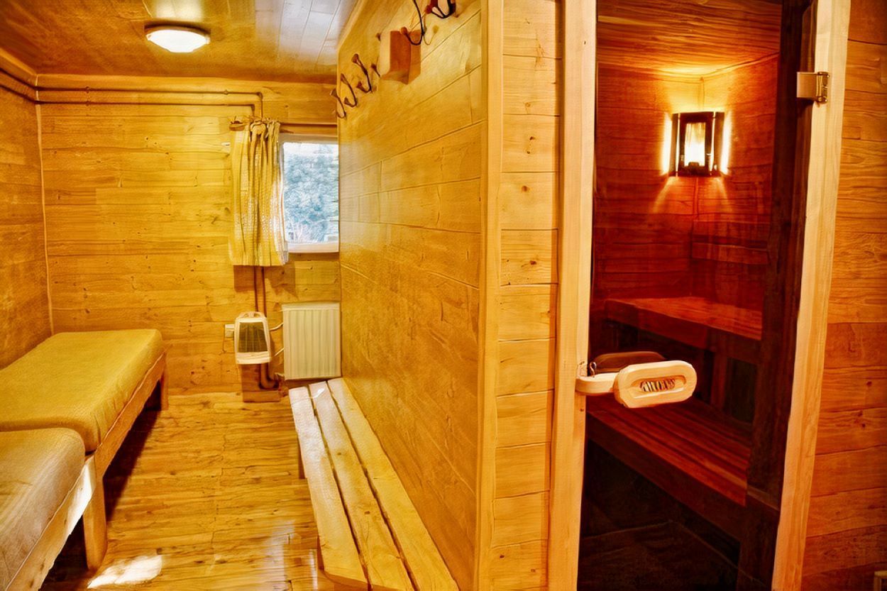 Une chambre en bois avec un lit et un sauna.