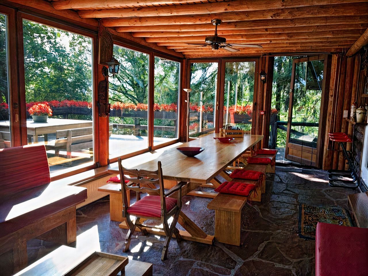 Une pièce avec une table et des chaises