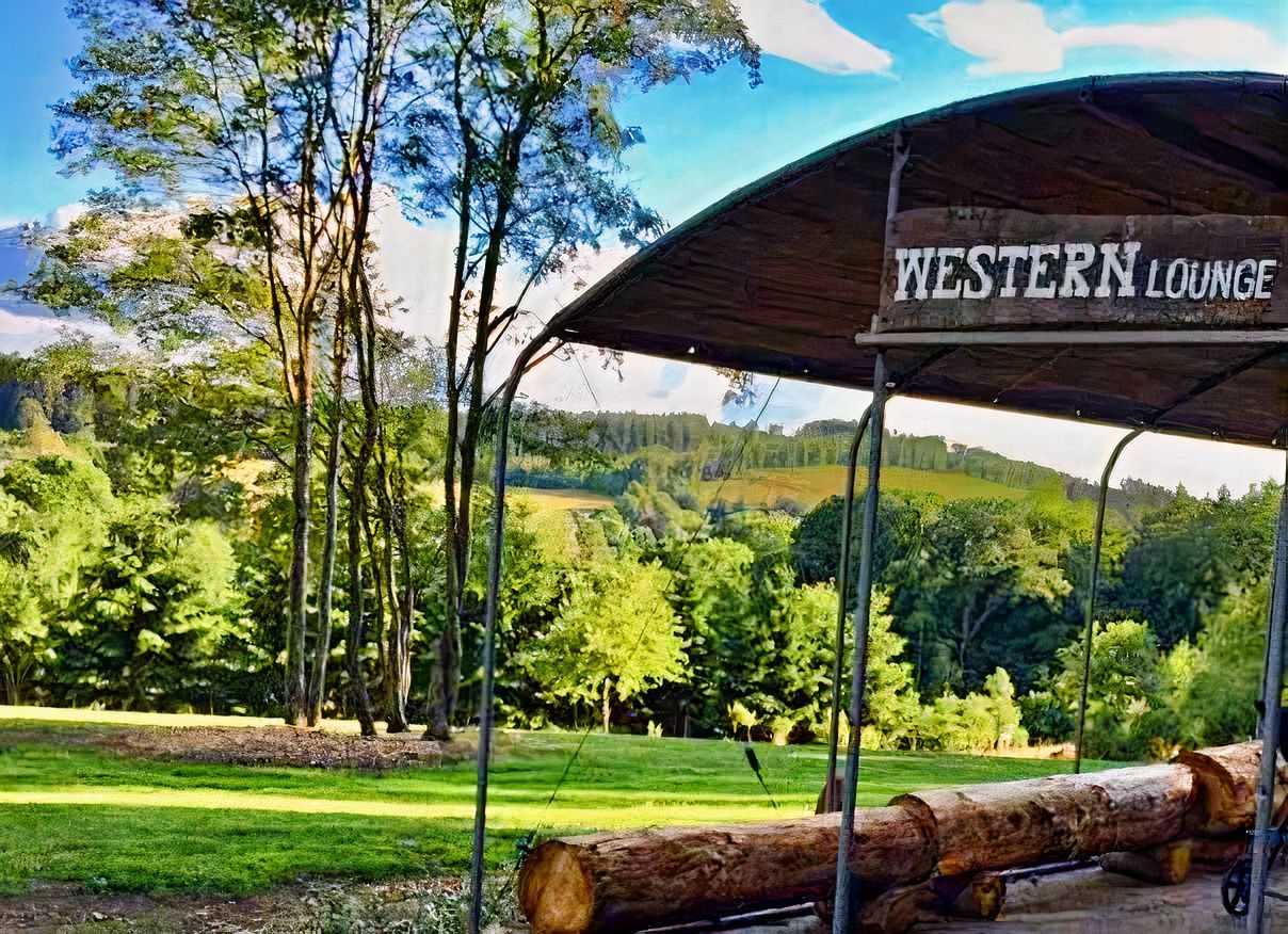 Un banc en bois sous un auvent avec un panneau indiquant salon occidental.