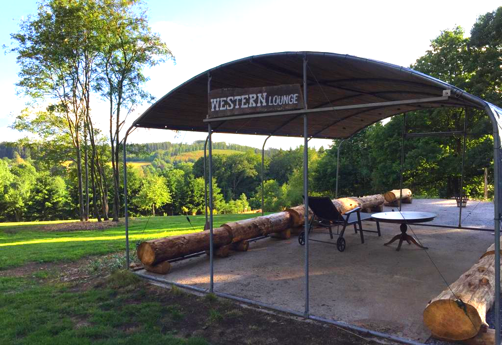 Een luifel met het woord western erop