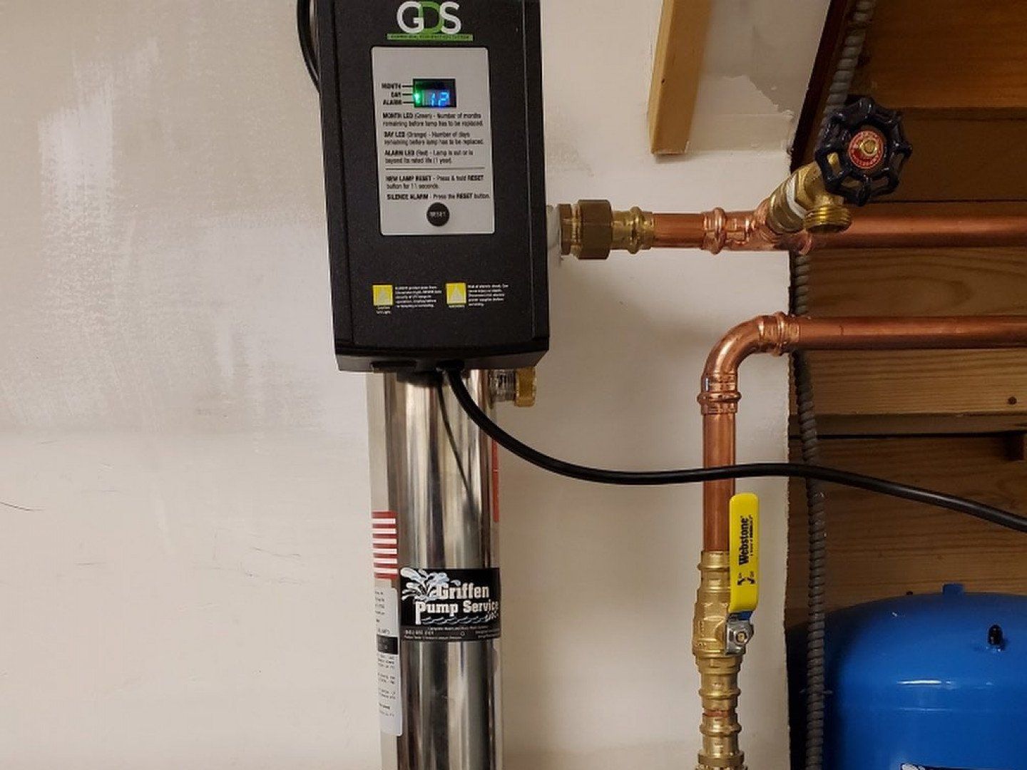A g5 water filter is attached to a copper pipe