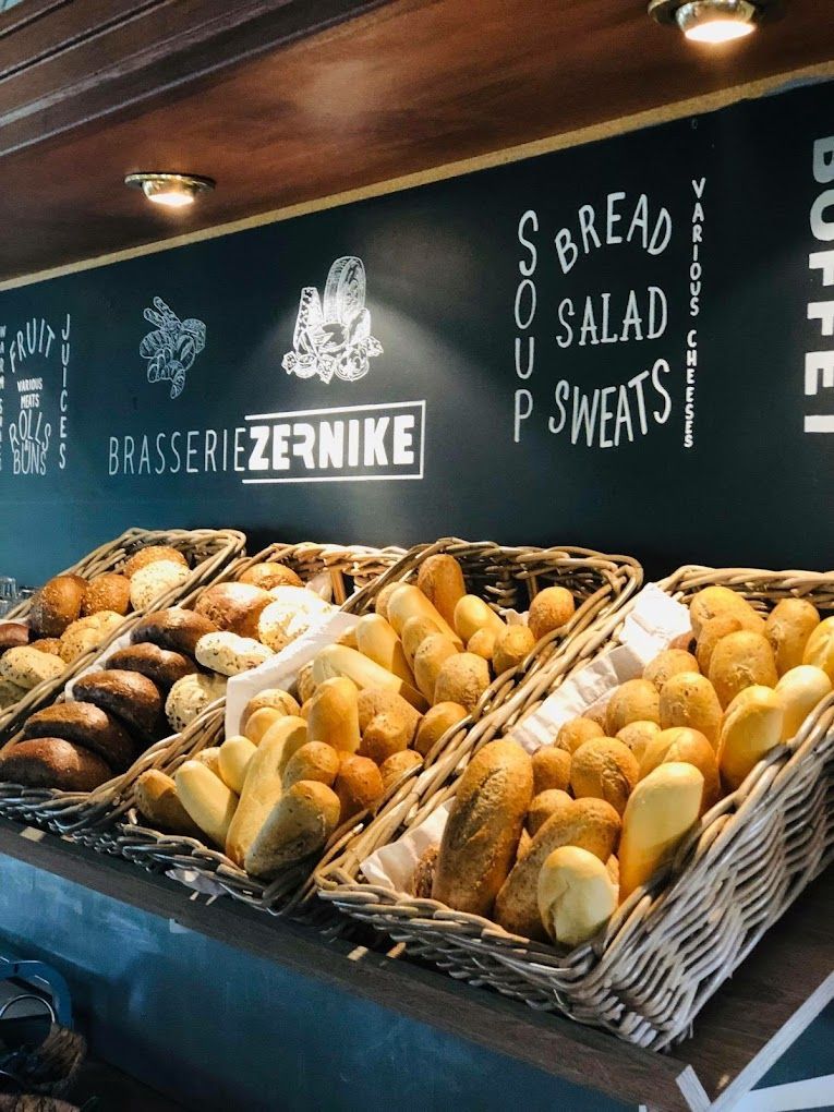 Een aantal manden met brood staan op een tafel