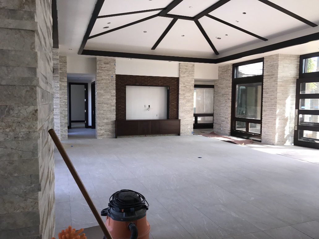 an empty room with tiled pillars.