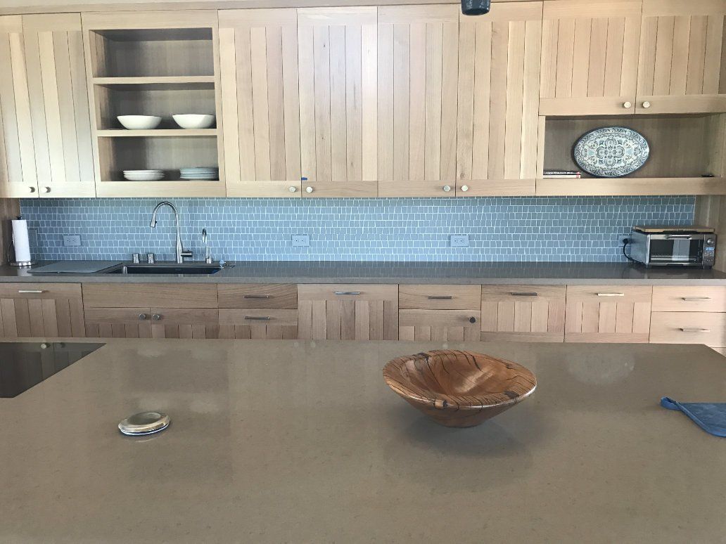 kitchen showing tiled backsplash.