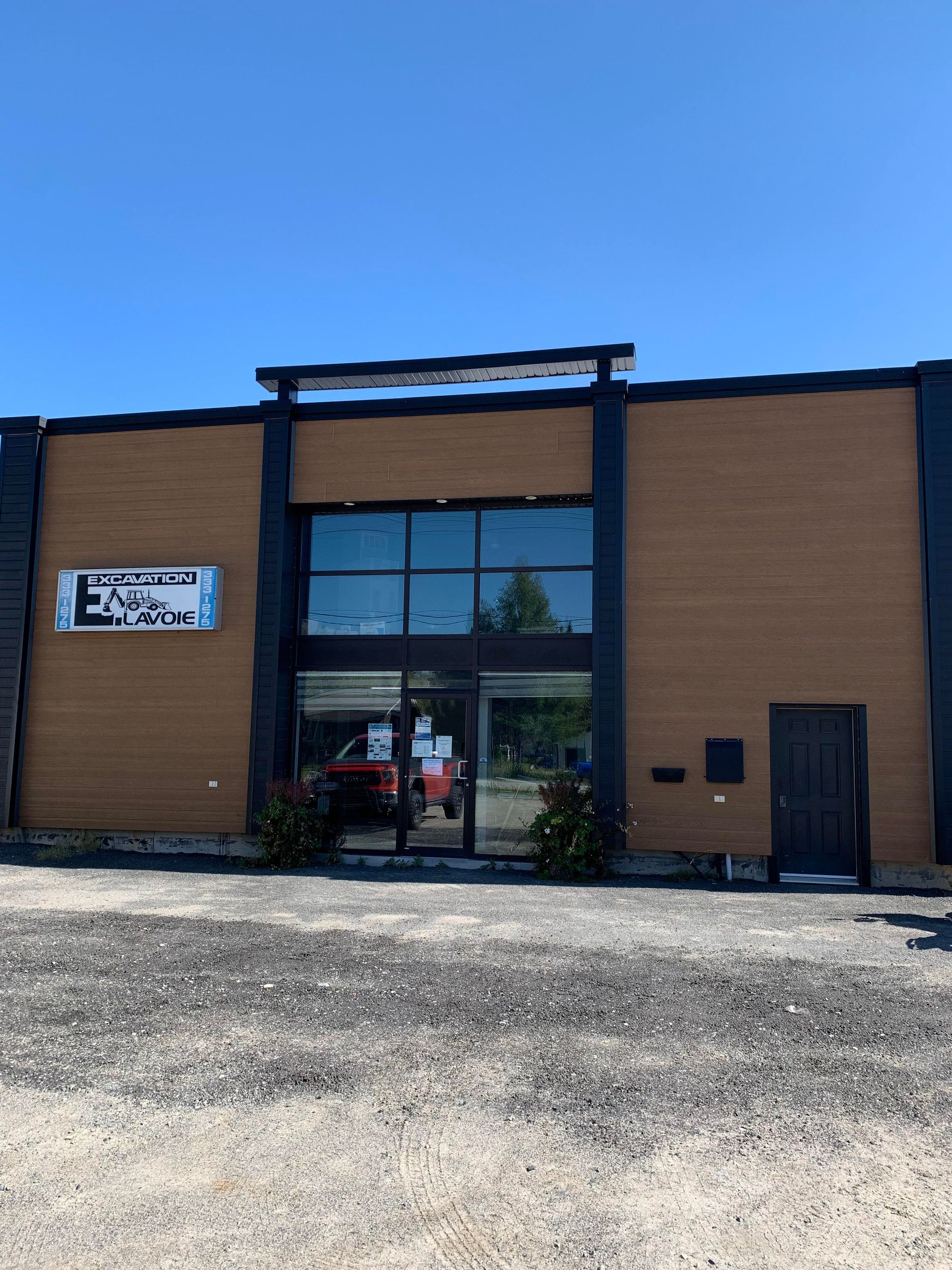 Un grand bâtiment en briques avec un panneau indiquant « Eastern Express » dessus