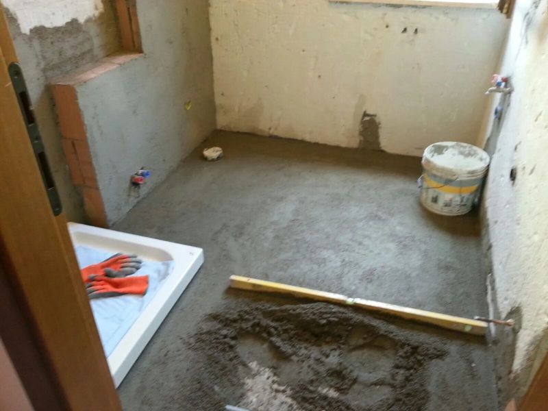posa pavimento in un bagno