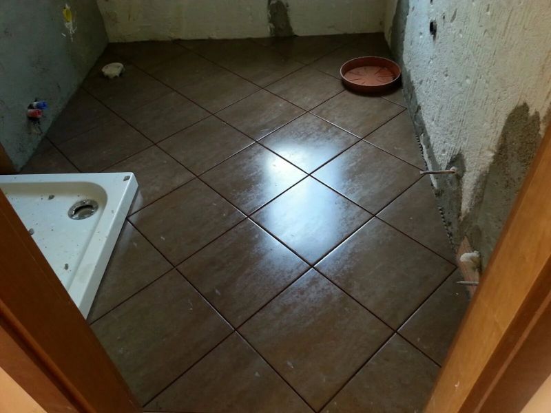 pavimento appena posato in un bagno
