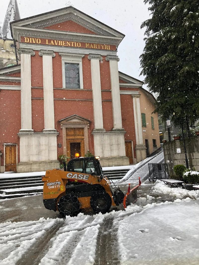 rimozione neve con macchina professionale