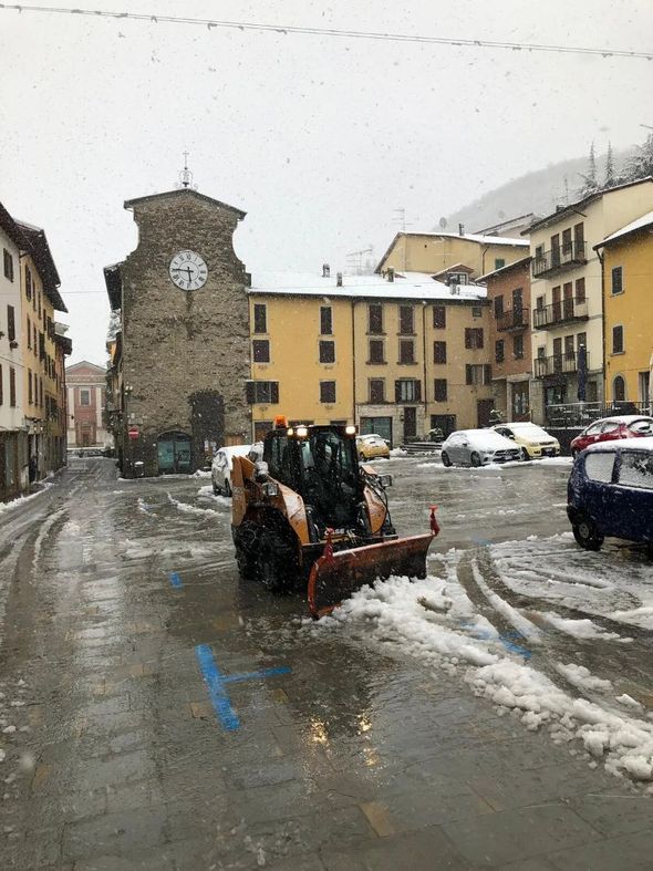 rimozione neve da una piazza