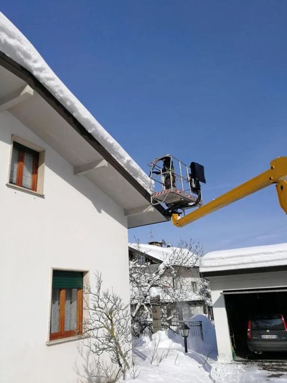 rimozione neve da un tetto
