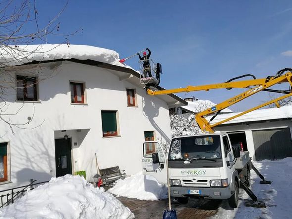 sgombero neve dal tetto di una casa