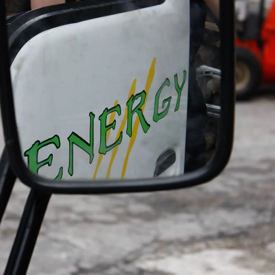 specchietto retrovisore del furgone di un'impresa edile