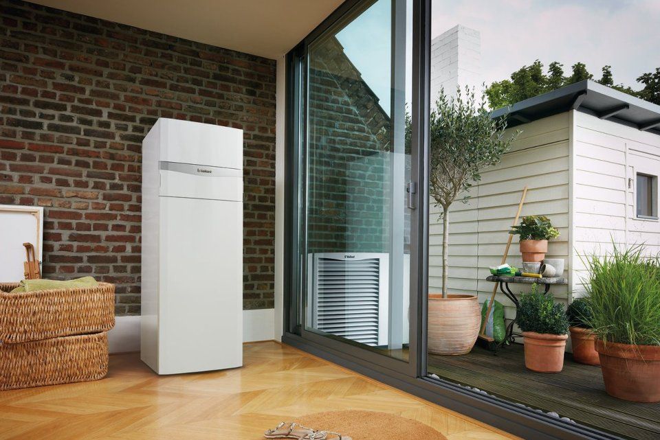 pompa di calore a basamento in un soggiorno