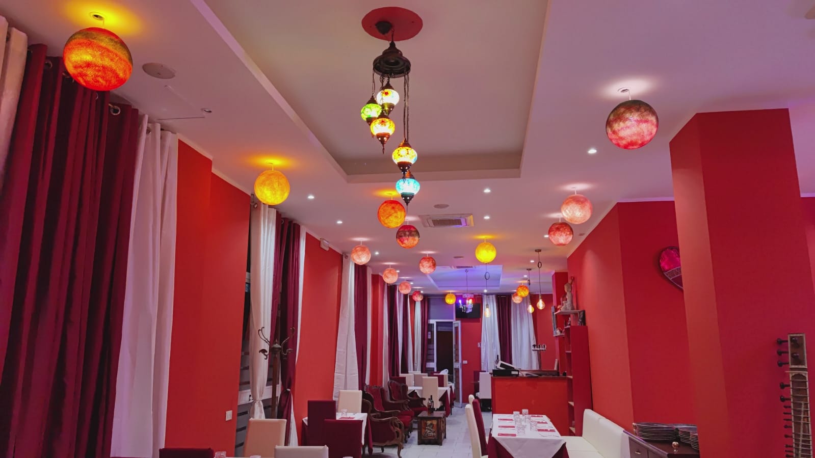 Altra visuale di una sala cn tavoli apparecchiati