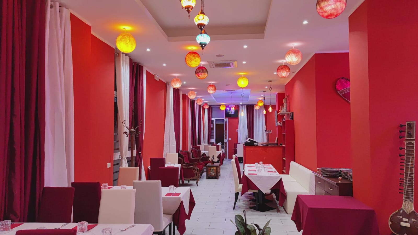 Sala del ristorante con diversi tavoli apparecchiati