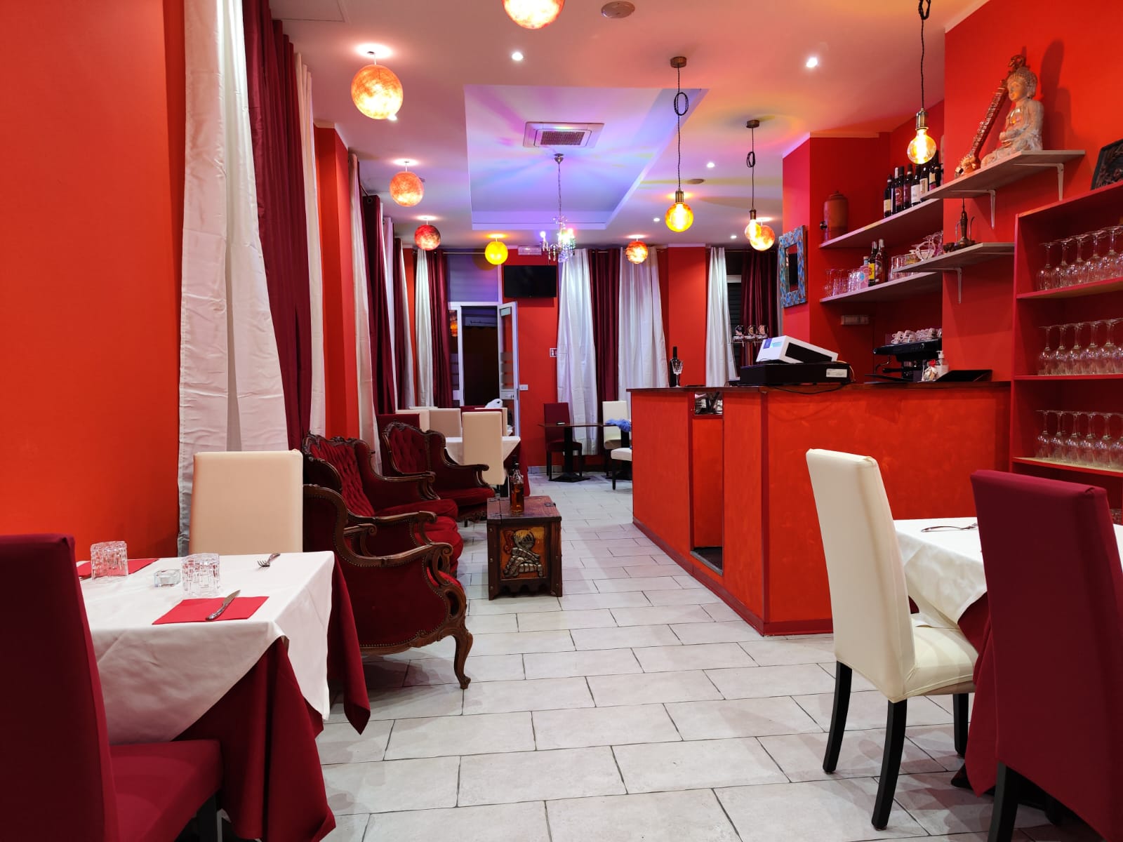 diversi tavoli per due persone lungo un corridoio del ristorante