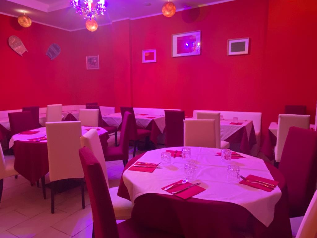 sala per mangiare con tavoli di  forma varia