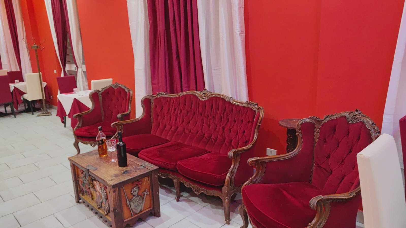 Divanetti con davanti un tavolino orientale